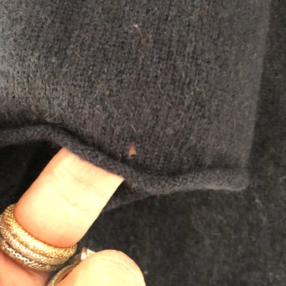 Subtle Luxury V-neck Cashmere sweater. Sz Medium - Picture 3 of 7